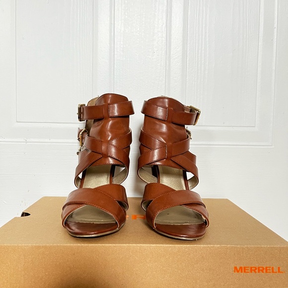 Brown faux leather G by Guess heels with a Guess emblem on the D ring enclosure - Picture 4 of 6